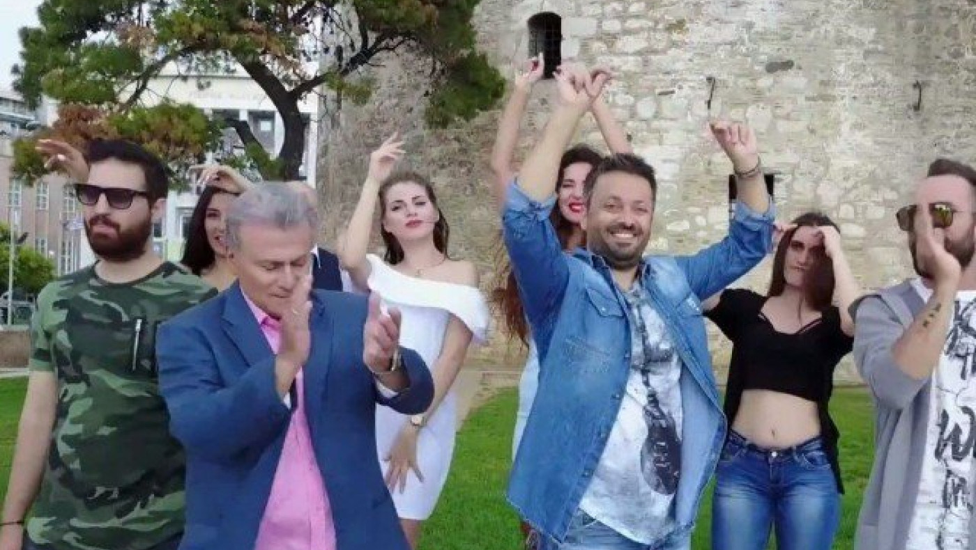 Ψωμιάδης σε βιντεοκλίπ: Παίζει, τραγουδάει και... χορεύει (vid)