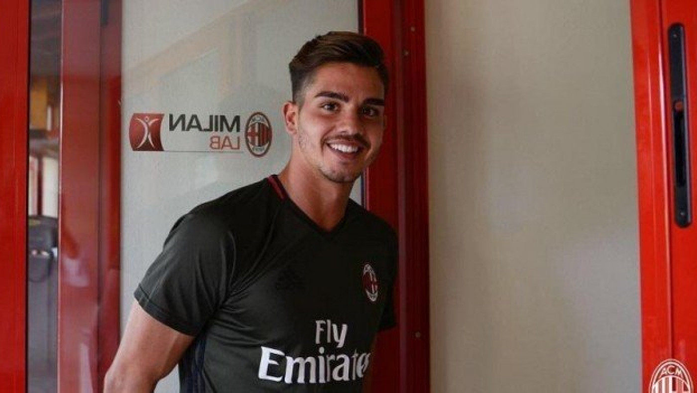 Ανακοίνωσε              Αντρέ    Σίλβα       η Μίλαν