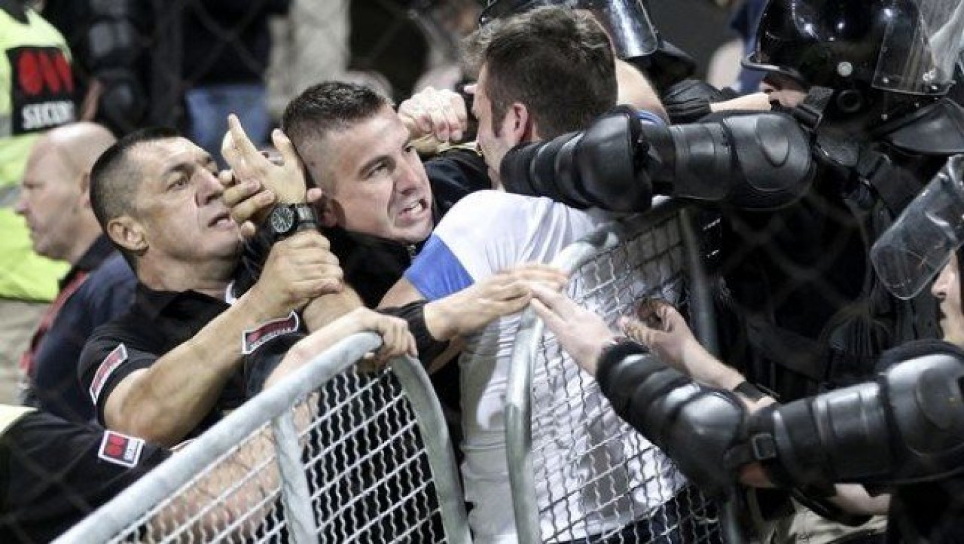 Επίθεση Βόσνιων          οπαδών στο γαλανόλευκο Φάρο