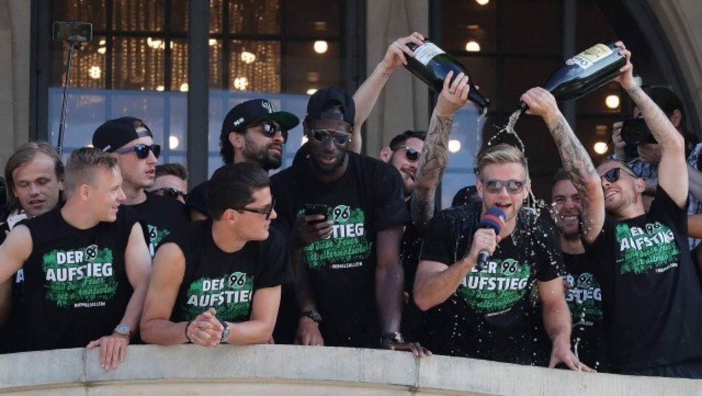 ΘΕΜΑ:   Επιστροφή     στα σαλόνια    για το Αννόβερο