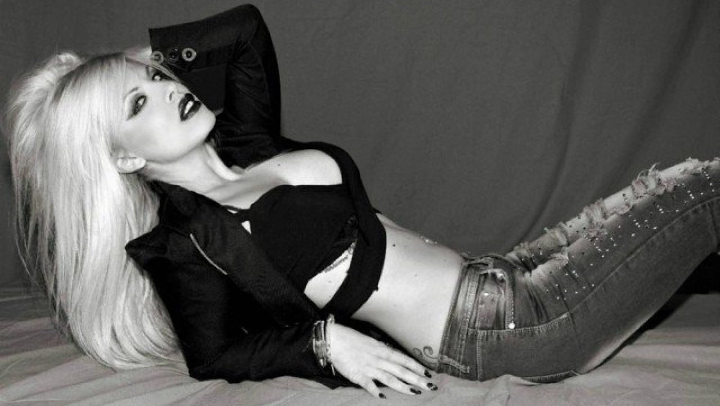 Debbina, η                     σούπερ σέξι Θεσσαλονικιά DJ!