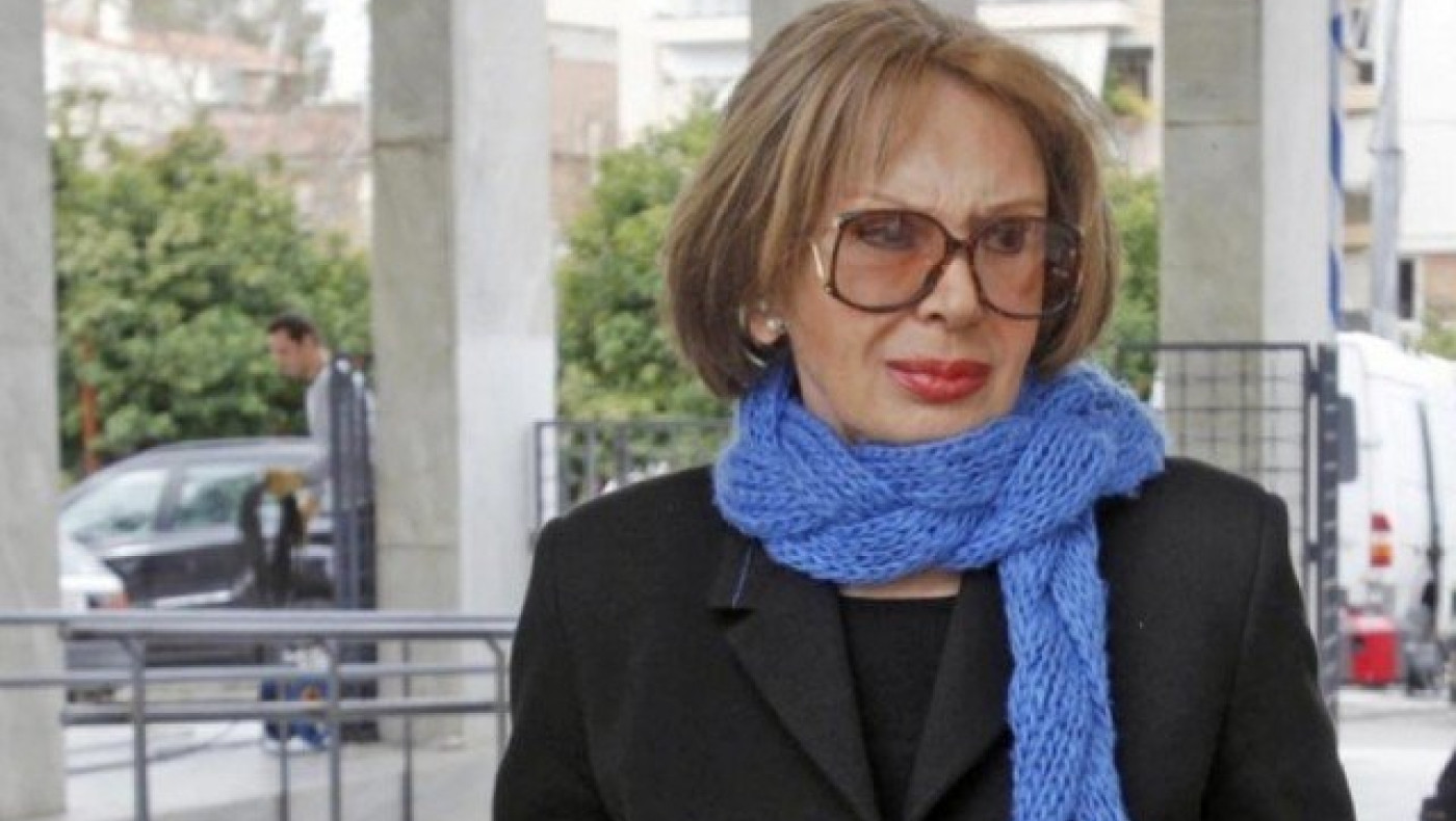 Υποβασταζόμενη η Ρίκα Διαλυνά στην κηδεία του συζύγου της