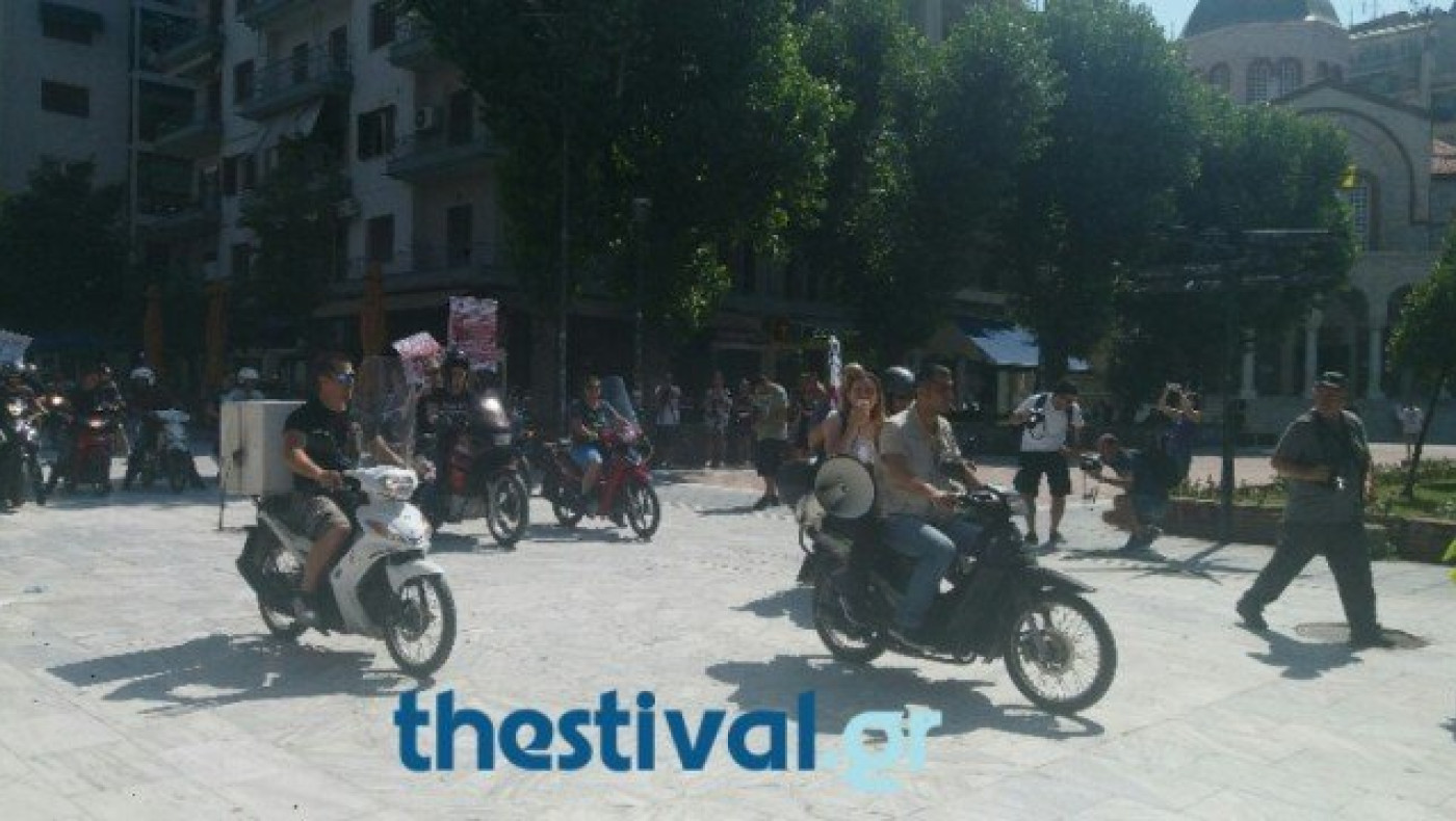 ΤΩΡΑ: Μοτοπορεία διαμαρτυρίας διανομέων φαγητού στο κέντρο (video)