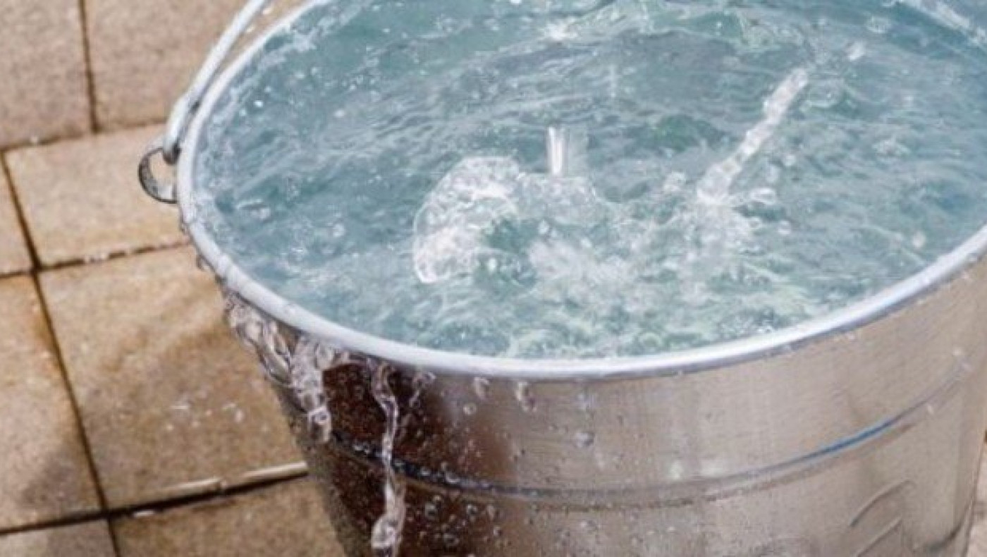 Ξέμειναν από νερό και μάζεψαν με κουβάδες τη... βροχή! (ΒΙΝΤΕΟ)