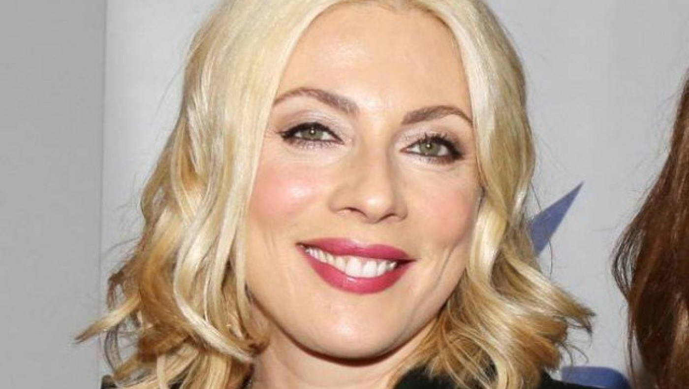 Η Σμαράγδα Καρύδη χωράει σε... βαλίτσα!               (ΒΙΝΤΕΟ)