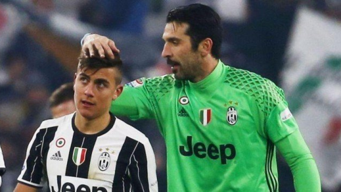 Μπουφόν: «Κανείς δεν αξίζει τη φανέλα με το ''10'' όσο ο Ντιμπάλα»