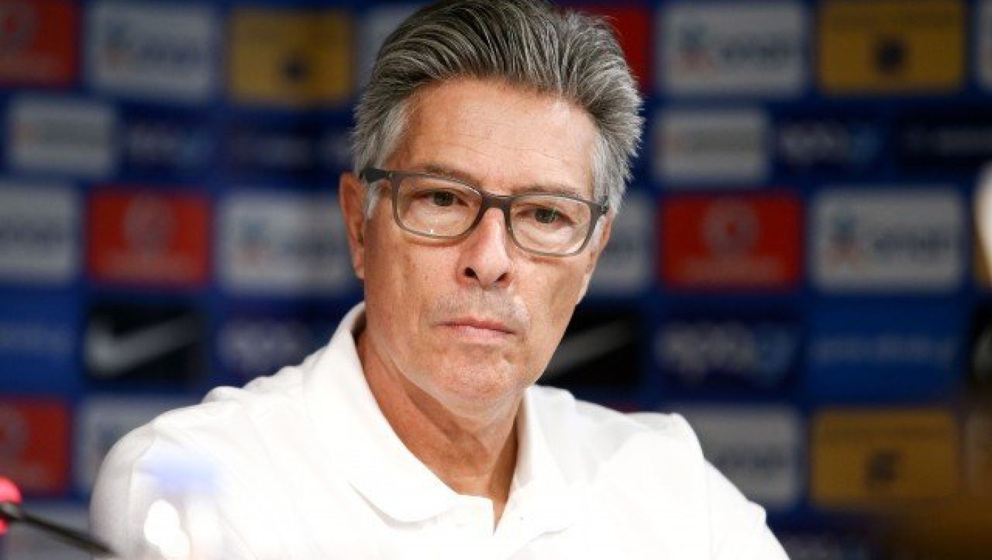 Αυτός          τους έστειλε          αυτός τους ελέγχει