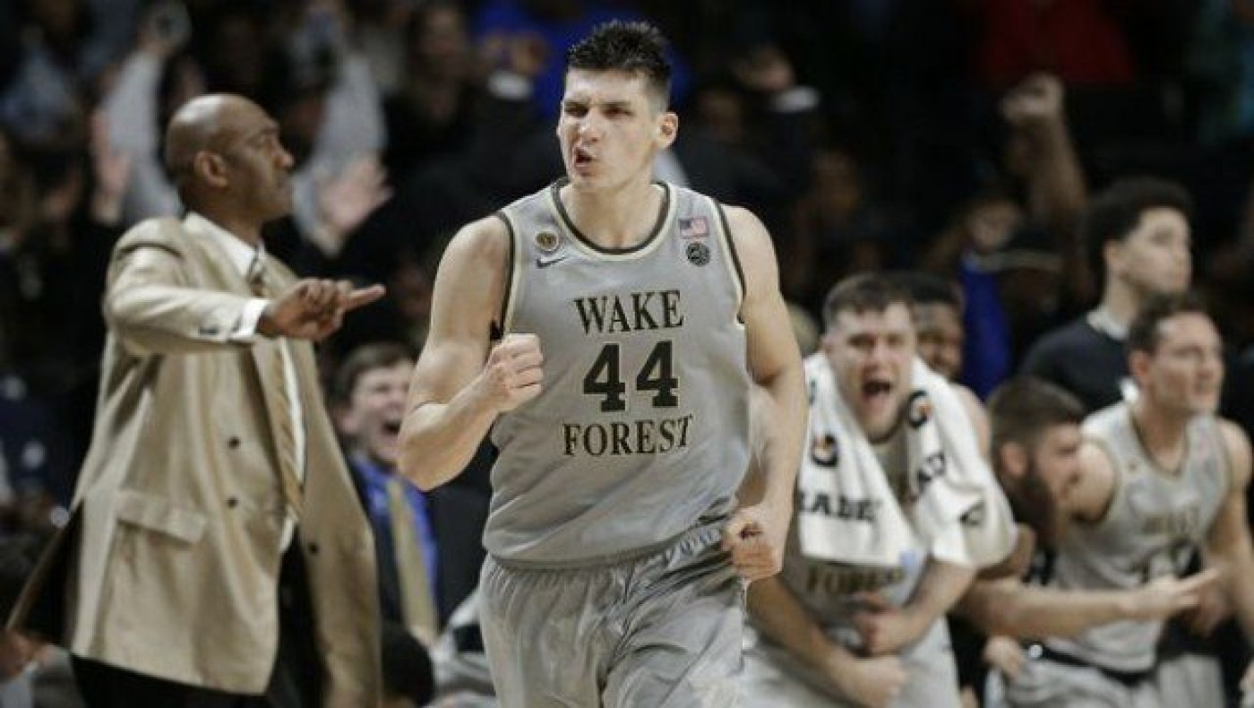 Ντύνεται στα «πράσινα» ο                            Μήτογλου