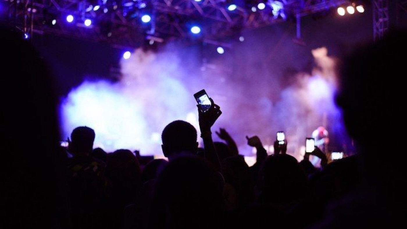 ΣΟΚ:                   Γαλλίδα τραγουδίστρια πέθανε πάνω στη σκηνή!