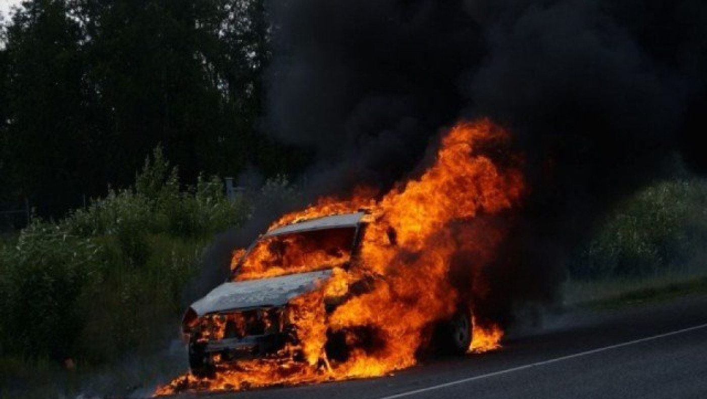 ΕΚΤΑΚΤΟ - Θεσσαλονίκη: Ι.Χ. τυλίχθηκε στις φλόγες εν κινήσει!