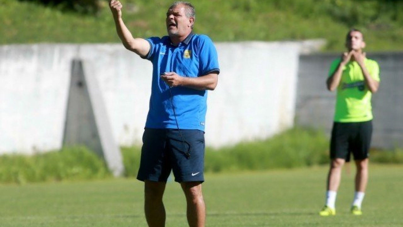 «Πιάνει»     τους αμυντικούς του        ο     Σπανός