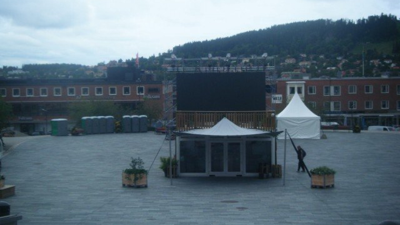 Εστησαν γιγαντοοθόνη,   ετοιμάζουν γιορτή οι Σουηδοί