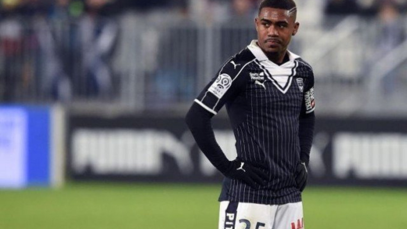 Αυτός      είναι ο     αντικαταστάτης του Ντεμπελέ!