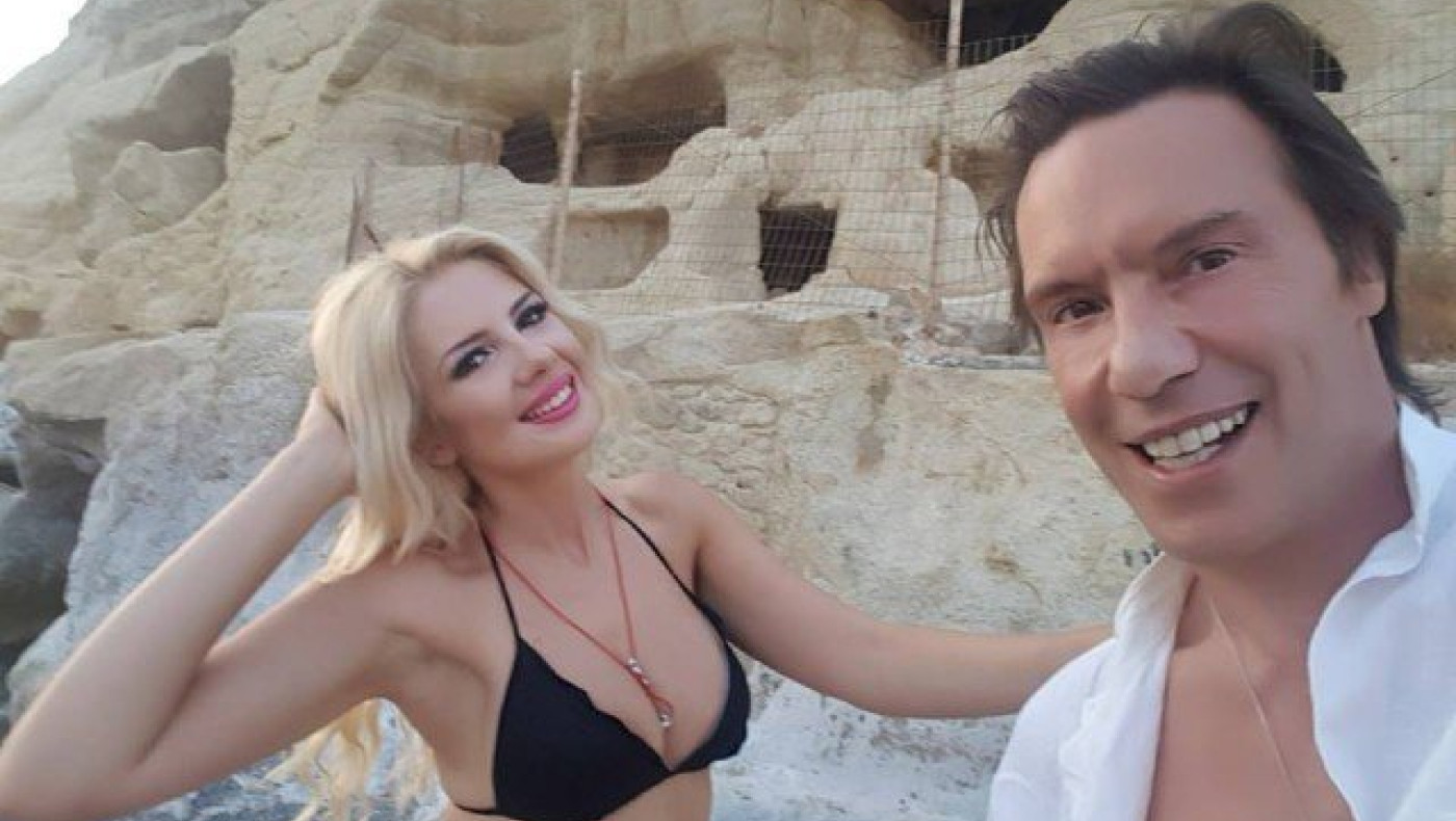 Στράτος Τζώρτζογλου: Καυτά φιλιά στη Σαντορίνη με ξανθιά καλλονή