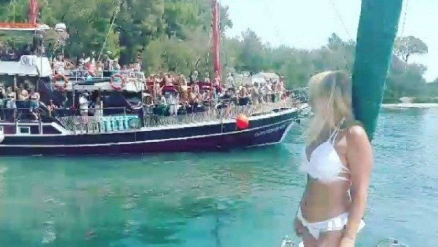 Κανείς δε δίνει σημασία στην Τέτα Καμπουρέλη & ας φορά μπικίνι -ΒΙΝΤΕΟ