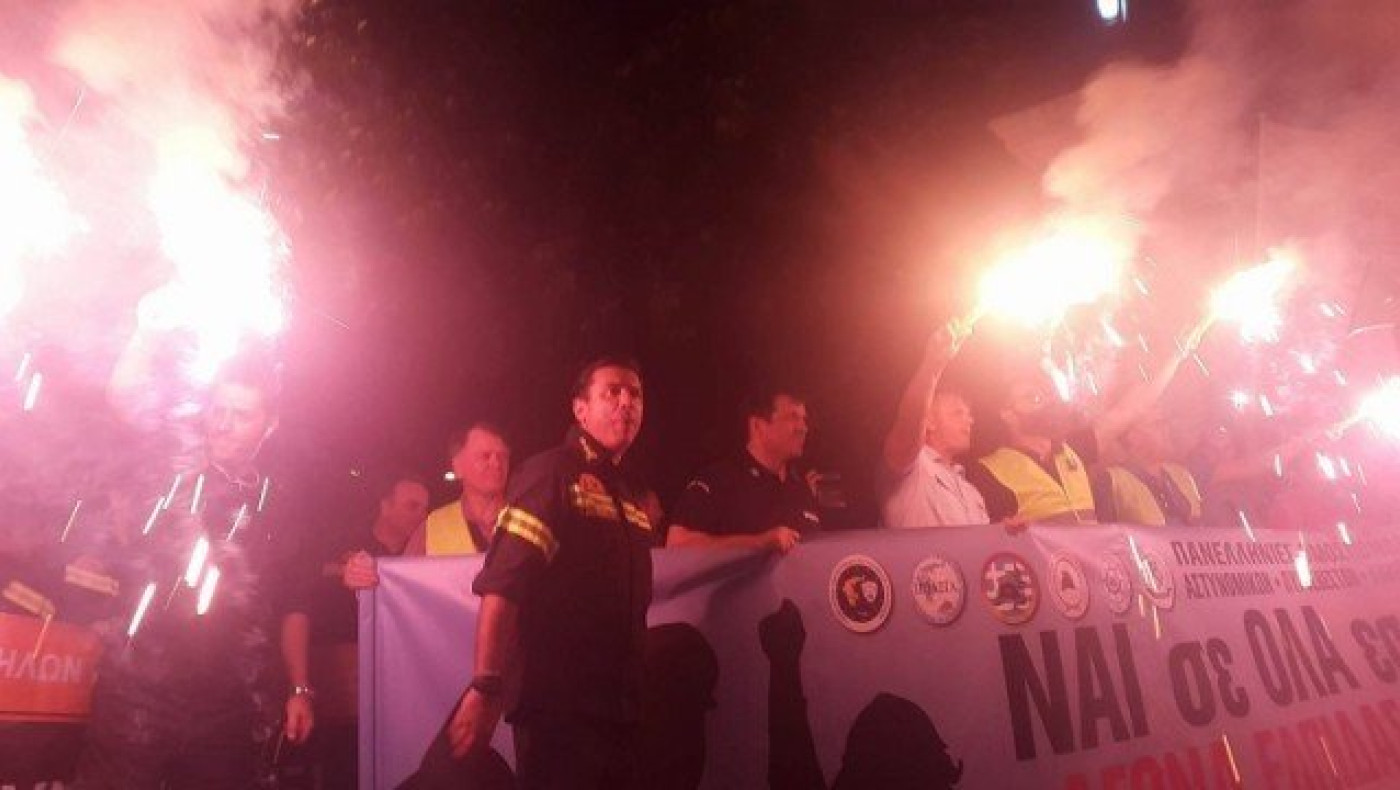 ΕΚΤΑΚΤΟ: Με πυρσούς & συνθήματα η πορεία των ενστόλων στο ΥΜΑΘ -ΒΙΝΤΕΟ