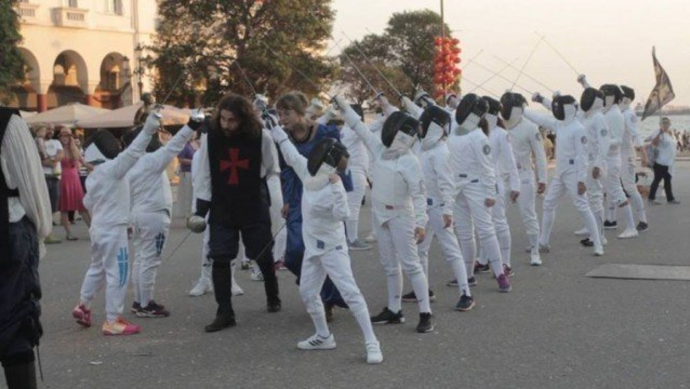 Θεσσαλονίκη: Το εκπληκτικό flash mob της Λέσχης Ξιφασκίας (BINTEO)