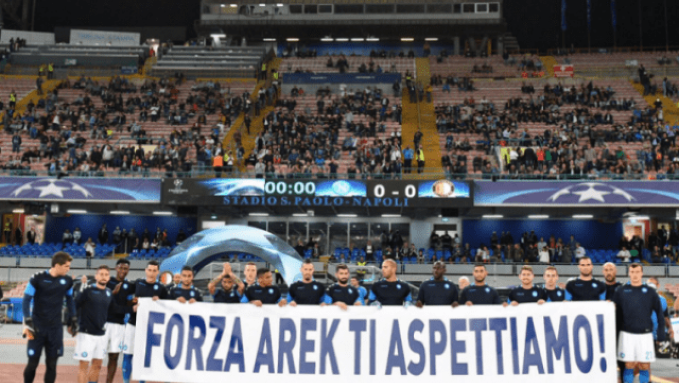 Στο πλευρό    του Μίλικ        οι παίκτες της Νάπολι