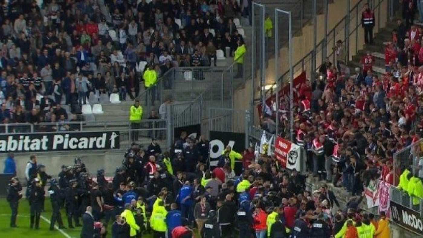 ΣΟΚ! Υποχώρησε το κιγκλίδωμα στη Γαλλία μετά από πανηγυρισμούς (vid)