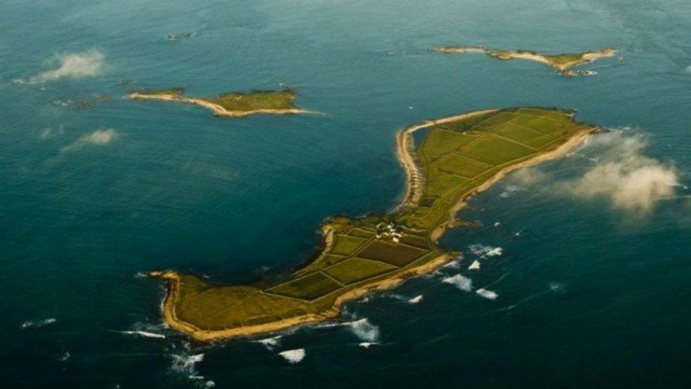 Ζητείται ζευγάρι να μείνει σε έρημο γαλλικό νησί! (ΦΩΤΟ)