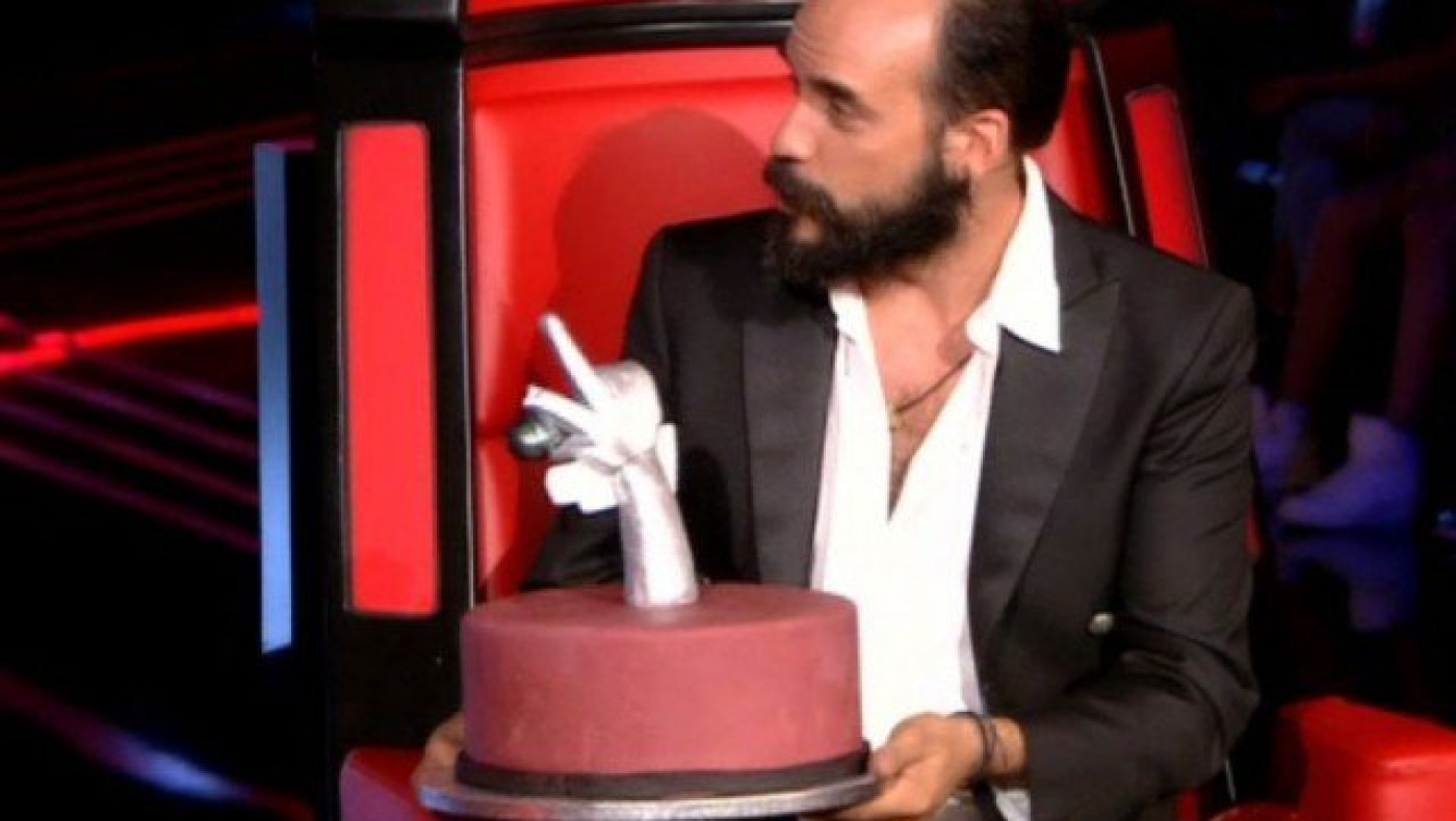 The Voice:   Η τούρτα και το… σηκωμένο δάχτυλο! (ΒΙΝΤΕΟ)