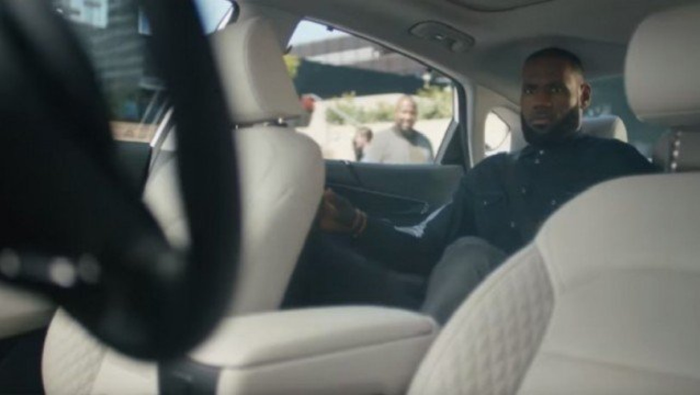 Φοβερή διαφήμιση με τον... ΛεΜπρόν σε αμάξι χωρίς οδηγό! (vid)