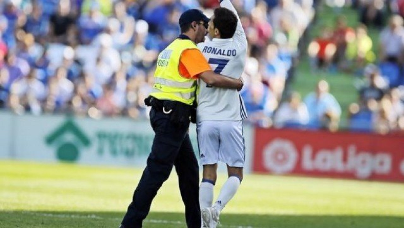 Εισβολή οπαδού        με φανέλα του Ρονάλντο (video)