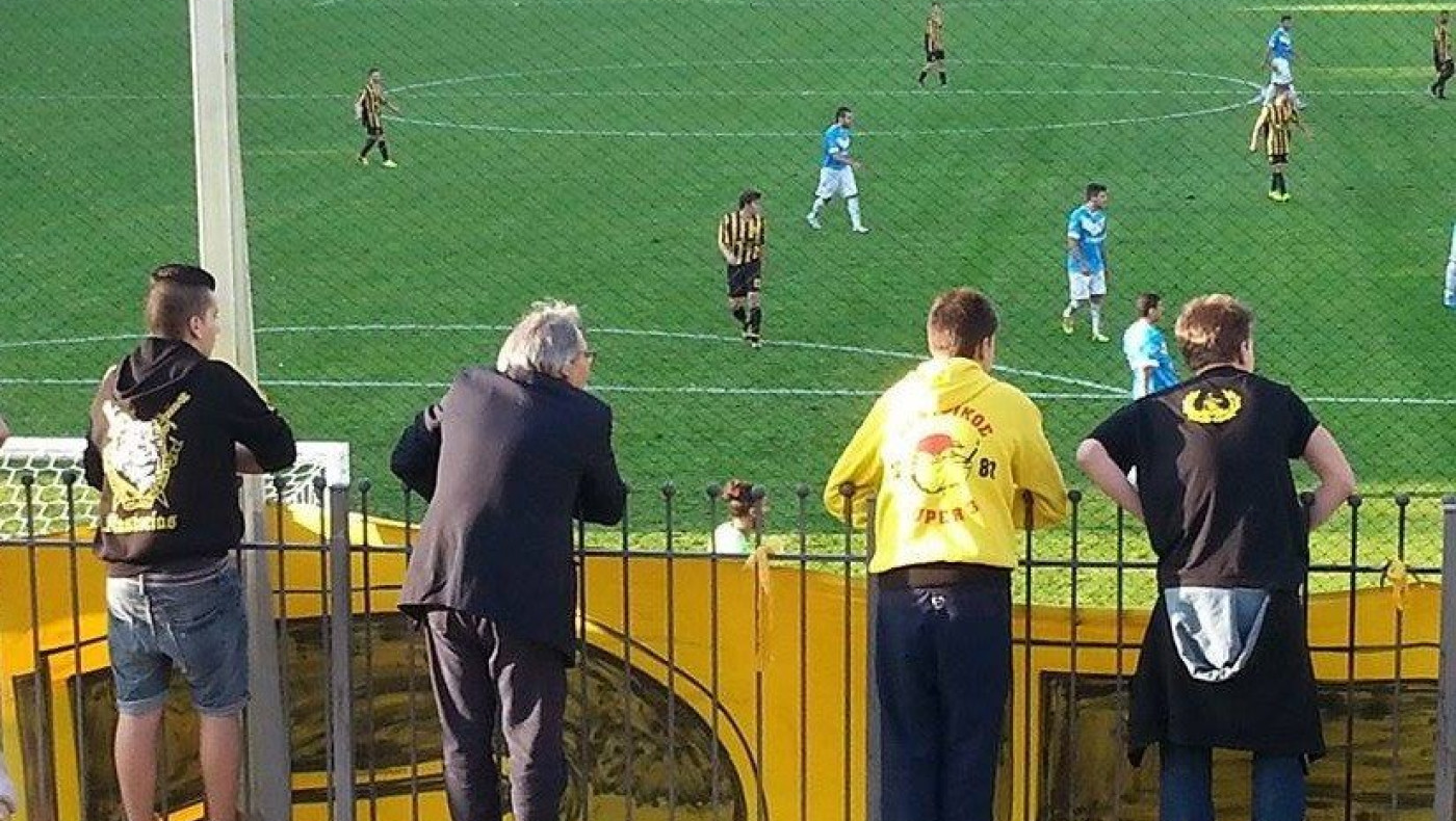 Στα κάγκελα με κουστούμι και φωνή για την Αρειανάρα του!