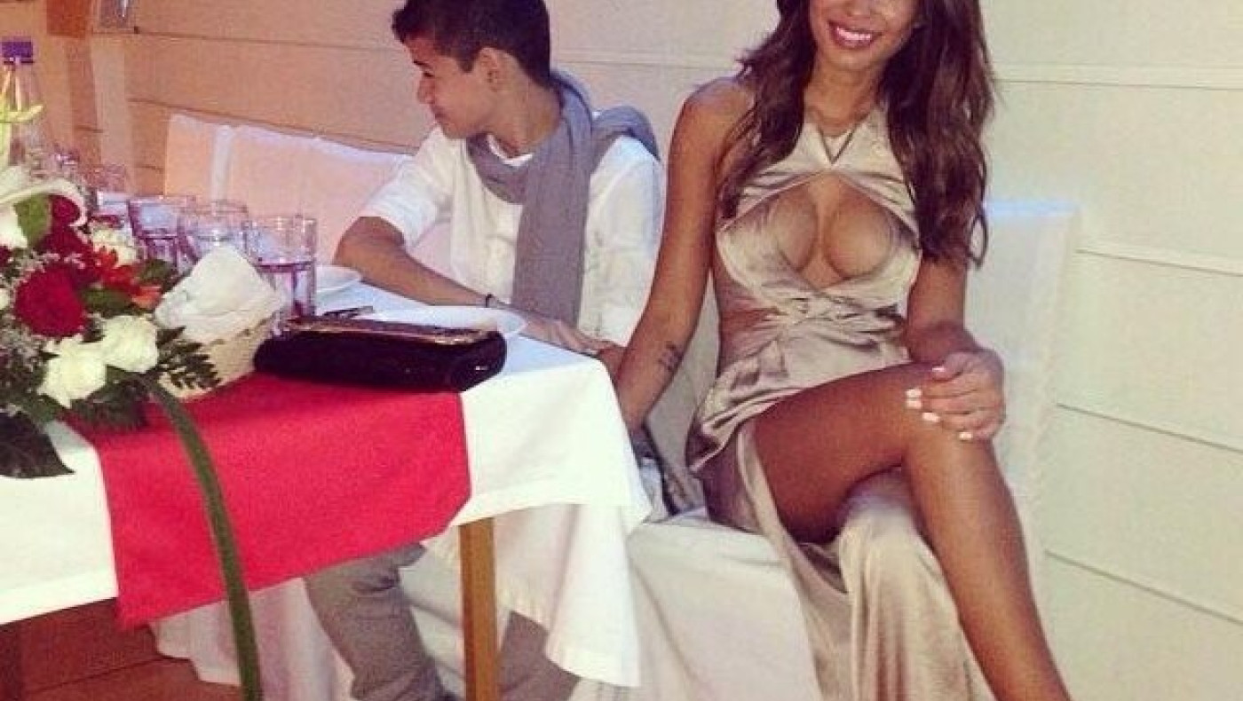 Πήγε στο γάμο και τους... τύφλωσε με το ντεκολτέ (pic)