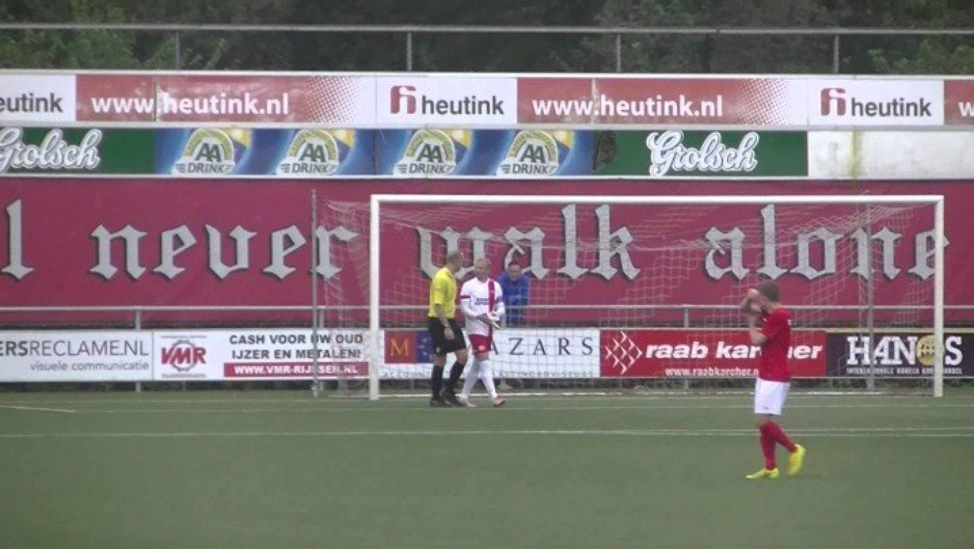 Τερματοφύλακας ούρησε δίπλα στο δοκάρι εν ώρα αγώνα... (video)