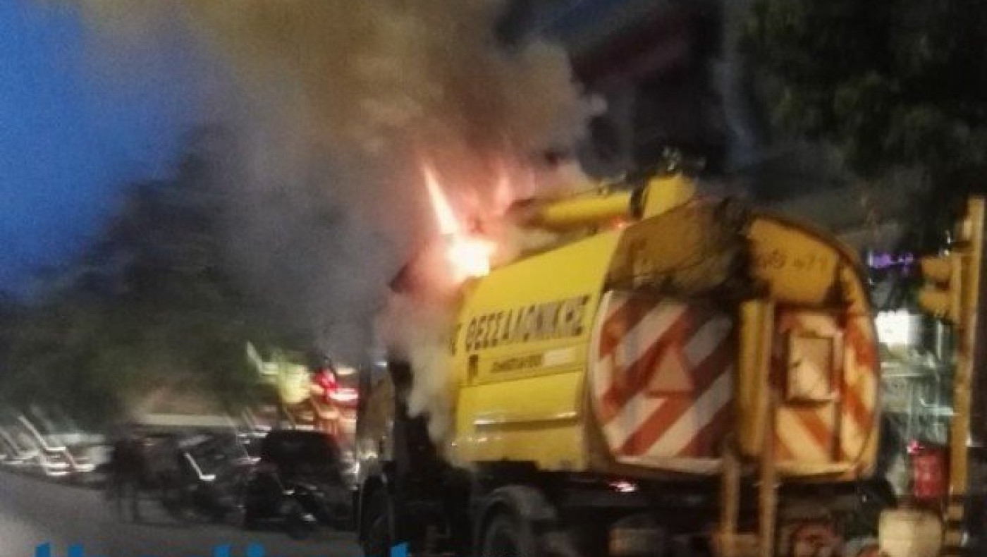 ΕΚΤΑΚΤΟ: Φωτιά σε όχημα του δήμου Θεσσαλονίκης στη Μαρτίου