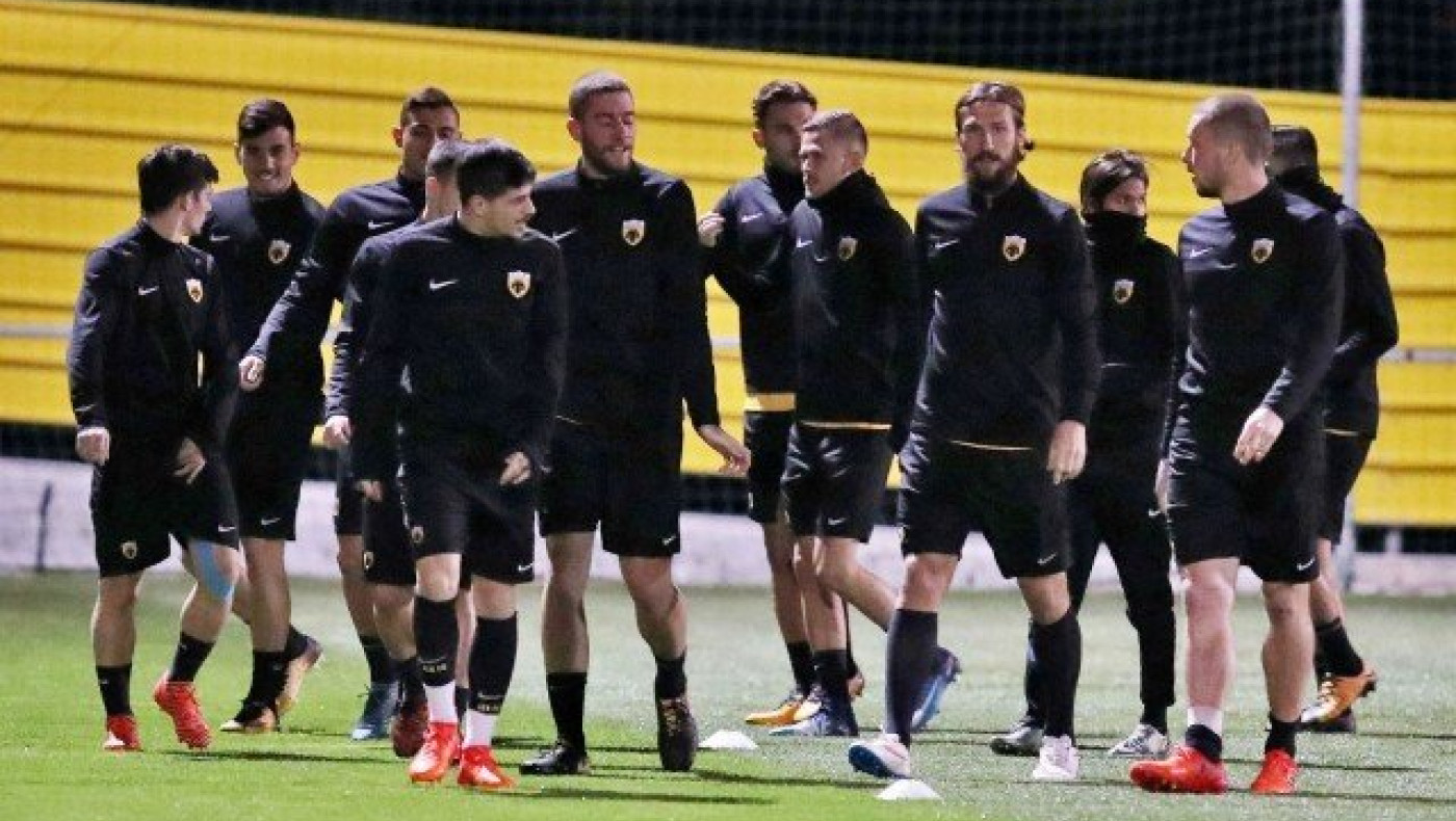 Με 3-5-2 και δίδυμο Λιβάγια, Αραούχο η ΑΕΚ στο ντέρμπι