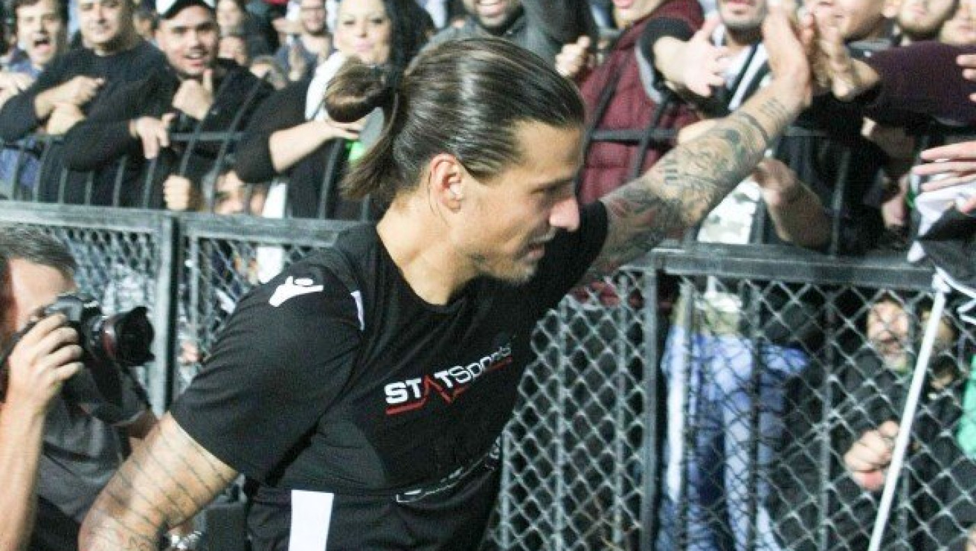 Τρεις – τέσσερις πάσες       στον φορ, ρε παιδιά...