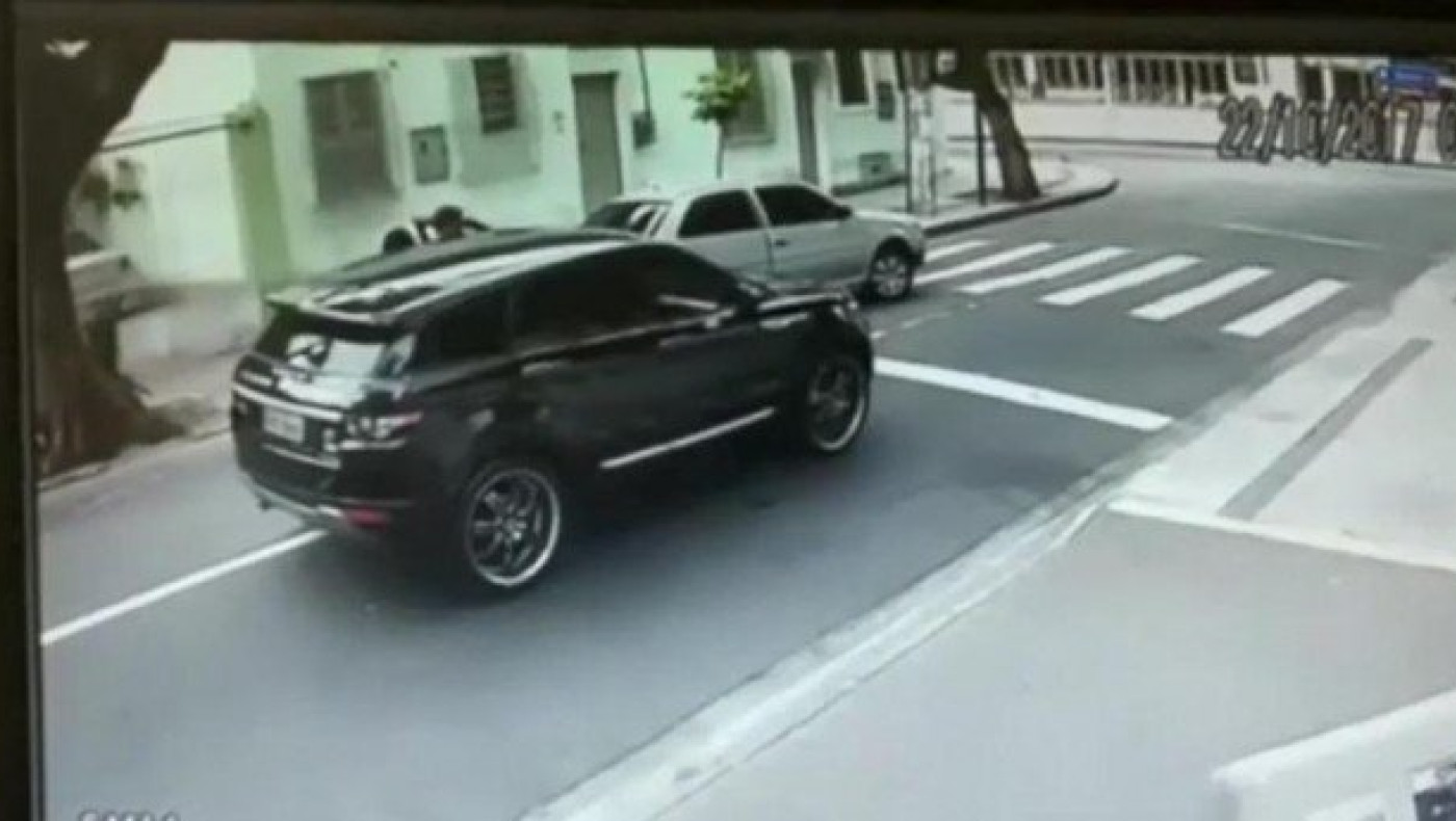 Σταμάτησαν με όπλα γνωστό τερματοφύλακα και του έκλεψαν το αμάξι (vid)