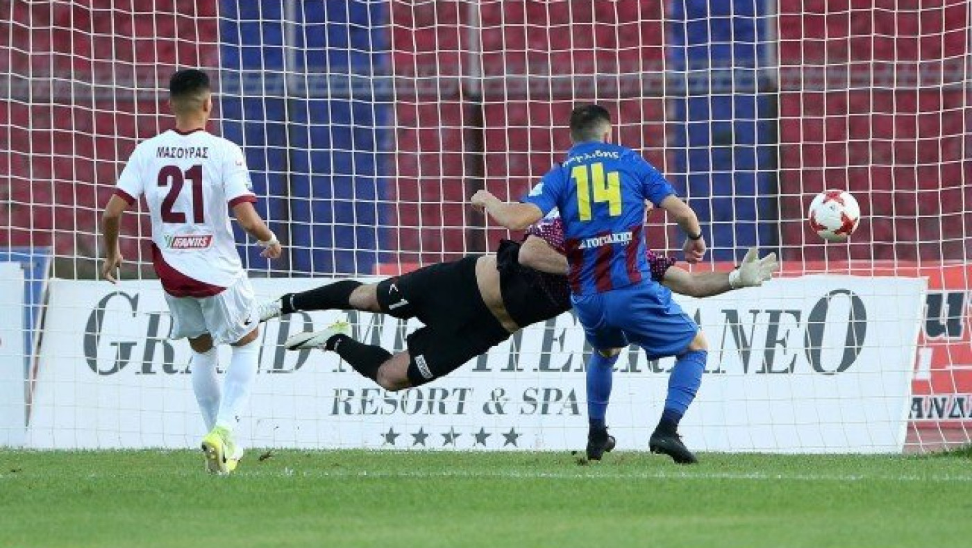 Όρθια στην Κέρκυρα η                          Λάρισα