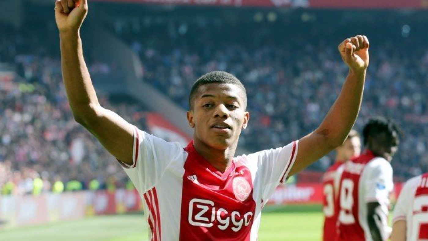 ΕΚΠΛΗΚΤΙΚΗ ντρίμπλα αλά Μπερμπάτοφ από τον Νέρες του Αγιαξ