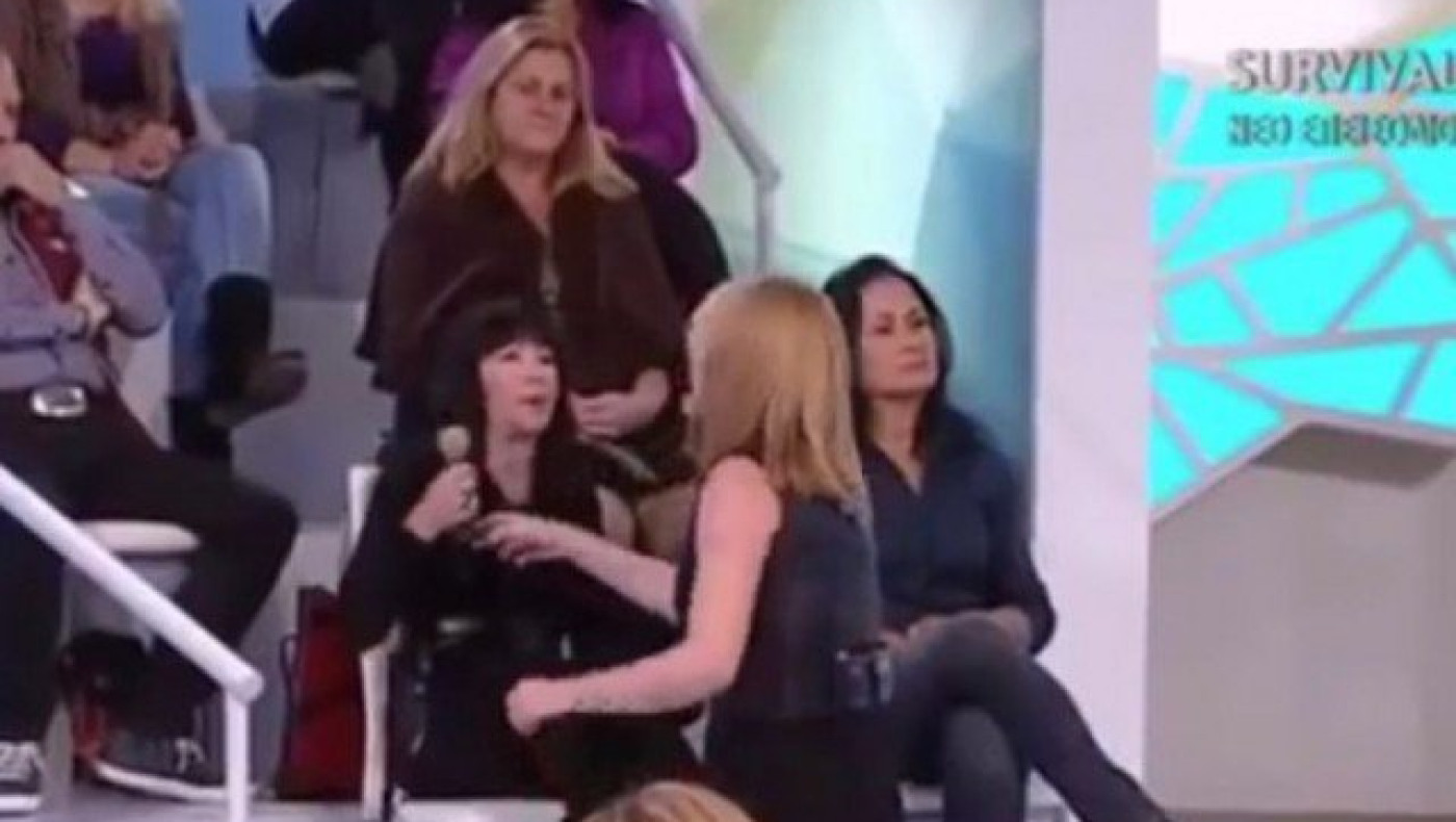 Η Τατιάνα Στεφανίδου άρπαξε το μικρόφωνο από γυναίκα χρυσαυγίτισσα