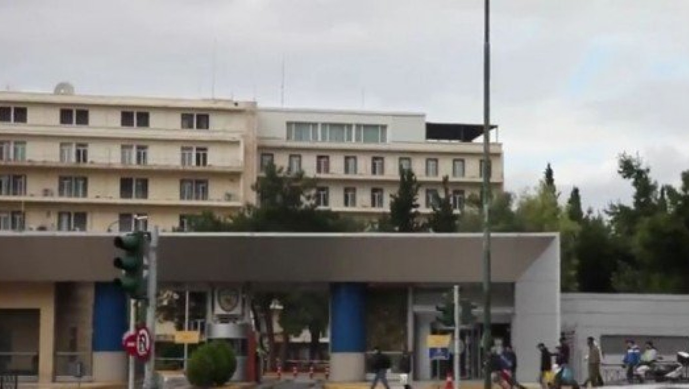 Η στιγμή της εισβολής του Ρουβίκωνα στο Υπουργείο Άμυνας (ΒΙΝΤΕΟ)