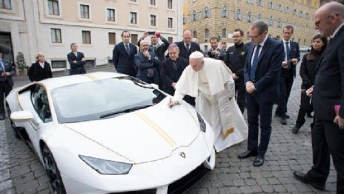Ο Παπάς Φραγκίσκος αρνείται Lamborghini, αλλά... την ευλογεί! (ΒΙΝΤΕΟ)