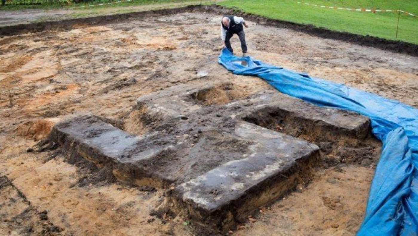 Τεράστια σβάστικα βρέθηκε κάτω από γήπεδο στο Αμβούργο (pic & vid)