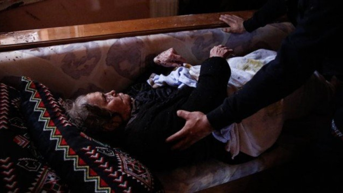 Εικόνες - ΣΟΚ: Διάσωση ηλικιωμένης μέσα από το σπίτι της στη Μάνδρα