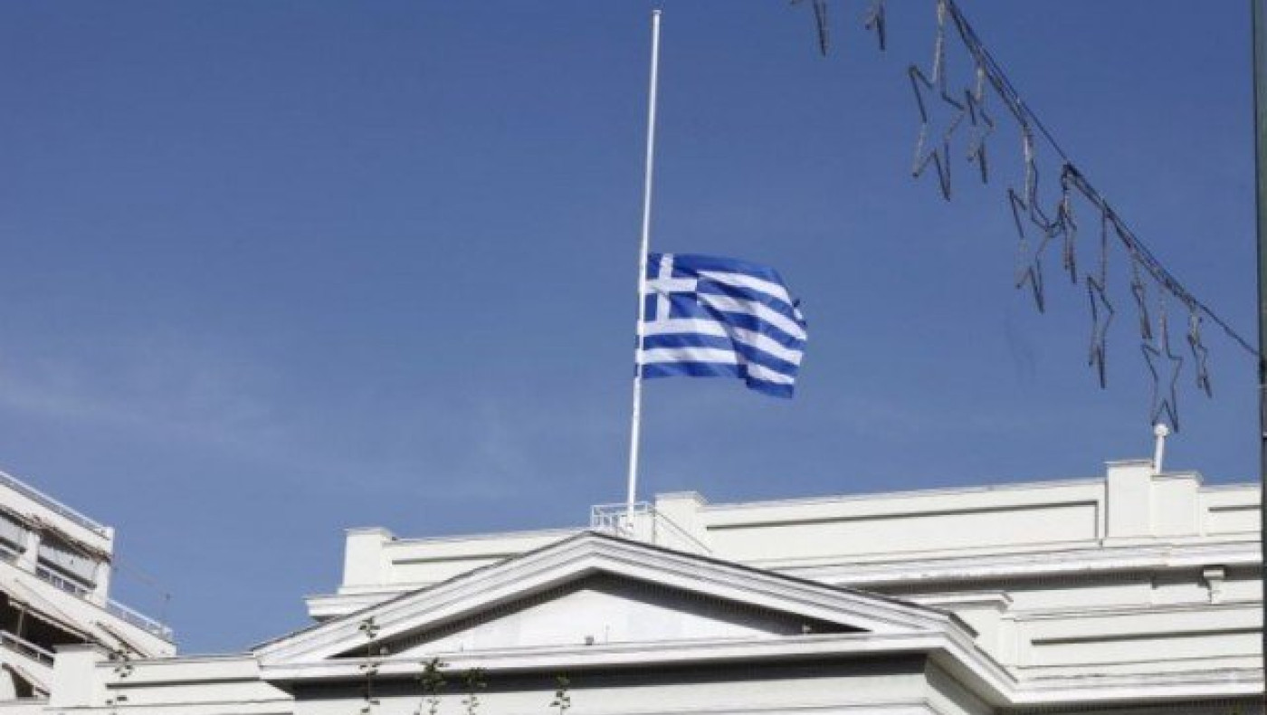 Μεσίστιες οι σημαίες από σήμερα στα σχολεία   λόγω εθνικού πένθους