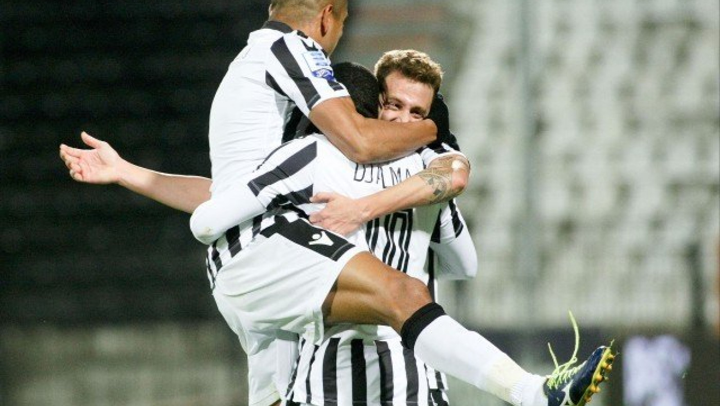 Το ποτήρι        παραμένει              μισογεμάτο