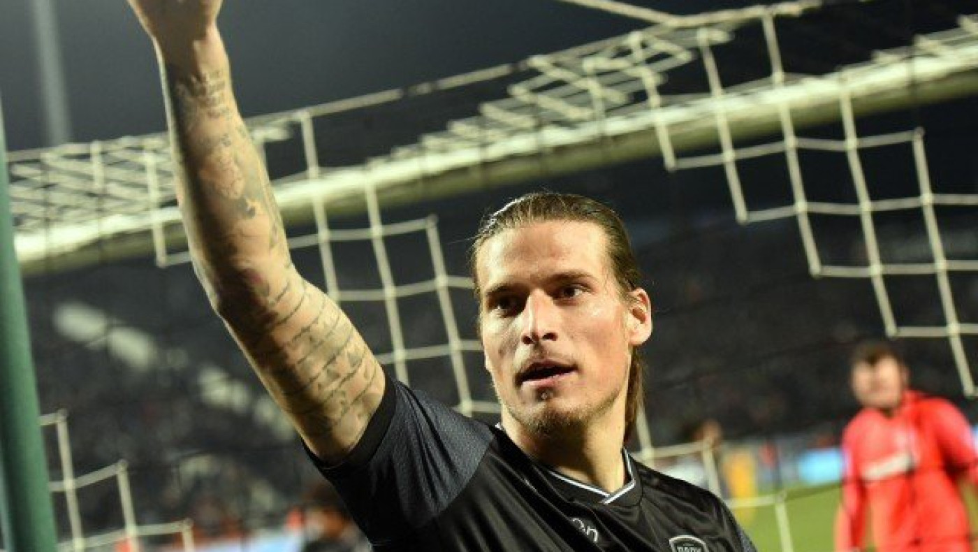 Αντί να κινδυνεύει από στοκάρισμα  να δημιουργεί υπεραξίες παικτών