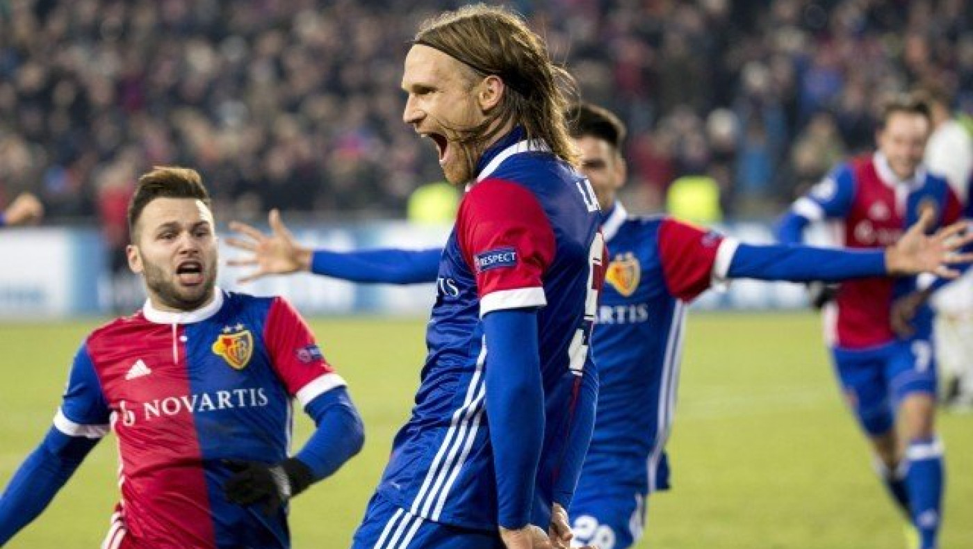 Κερδίζει και περνάει η                     Βασιλεία