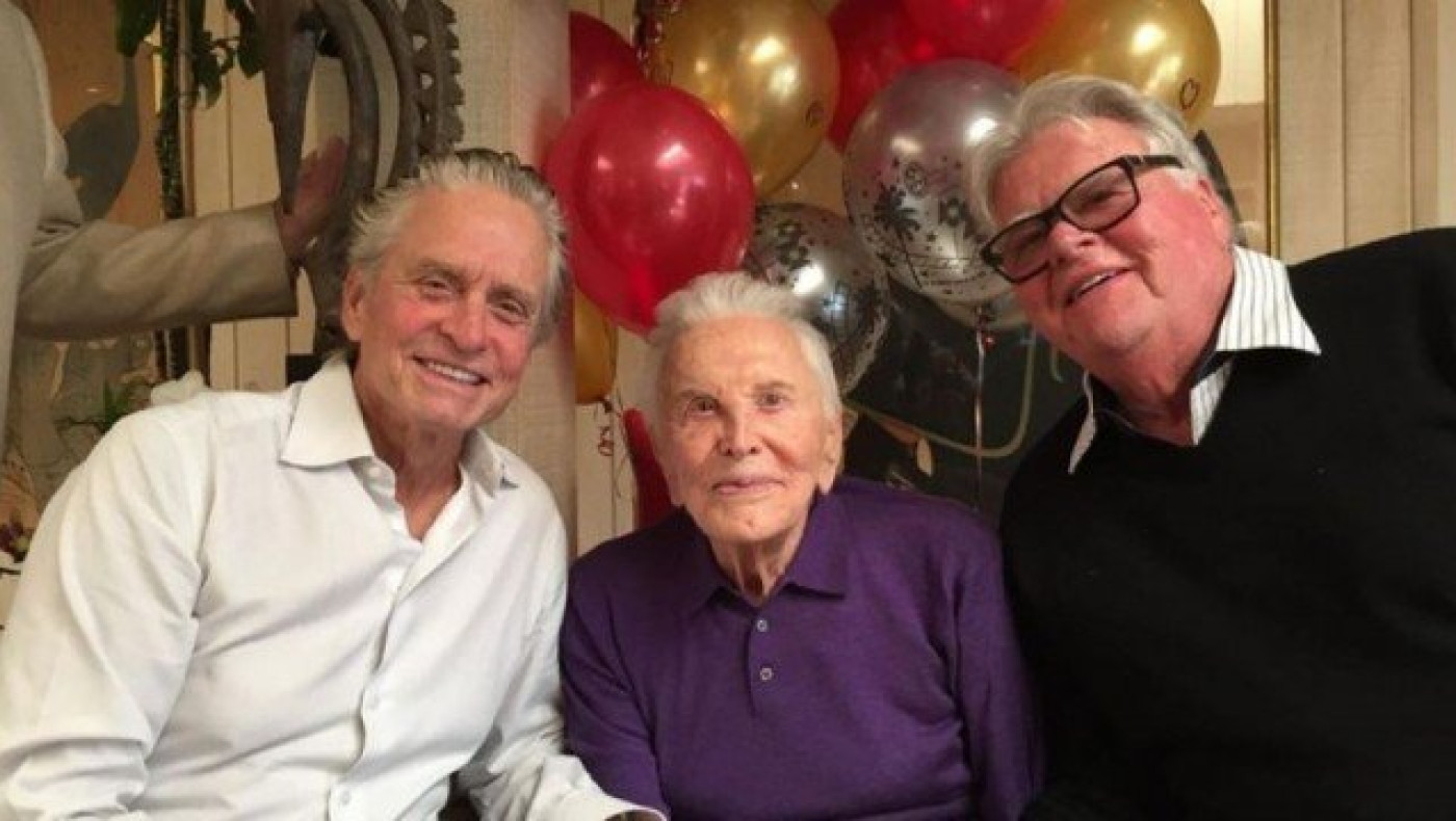 Υπεραιωνόβιος και επίσημα ο Κερκ Ντάγκλας!           (ΦΩΤΟ)