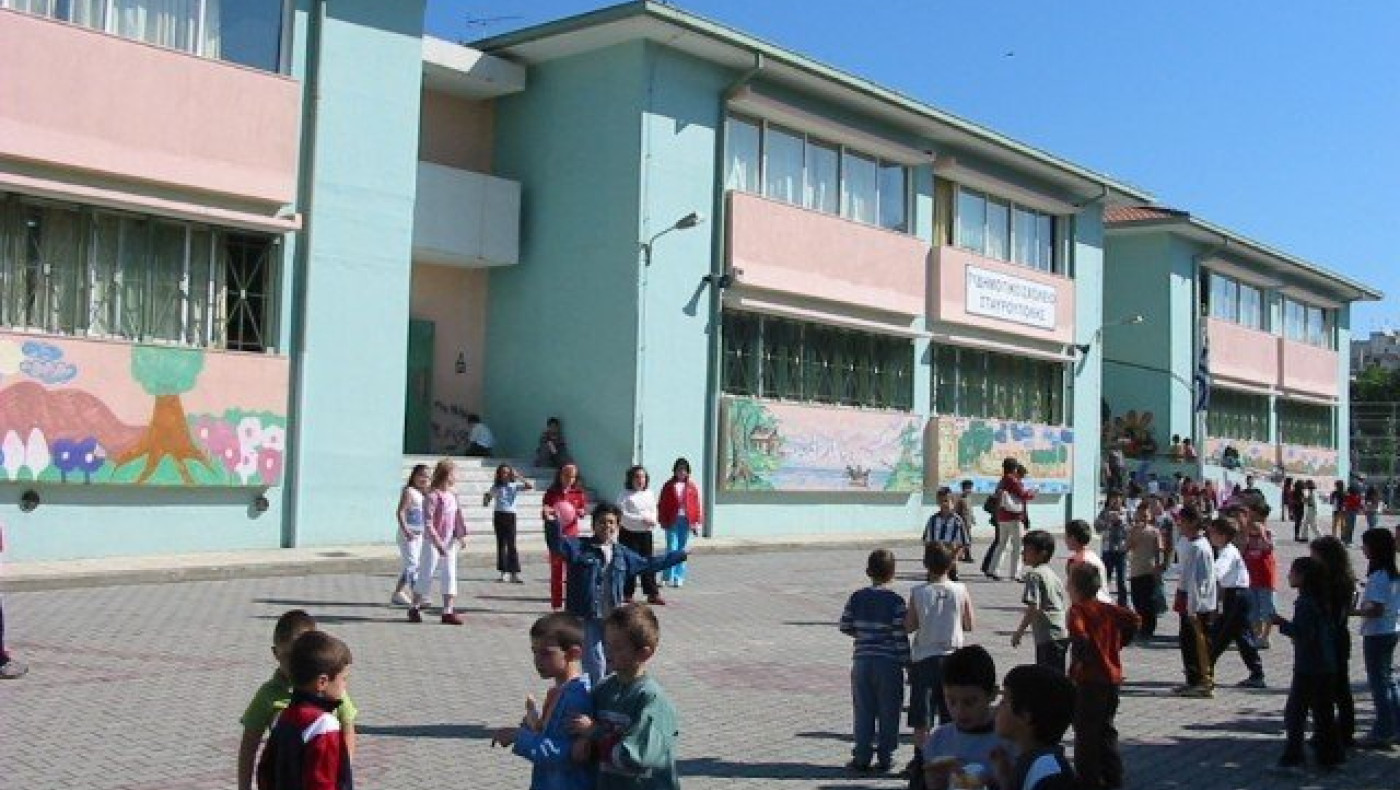 Στο σχολείο θα μένει η τσάντα των μαθητών μία Παρασκευή τον μήνα