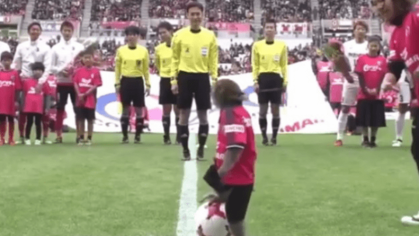 Μαϊμού  έκανε την σέντρα σε ποδοσφαιρικό αγώνα! (βίντεο)