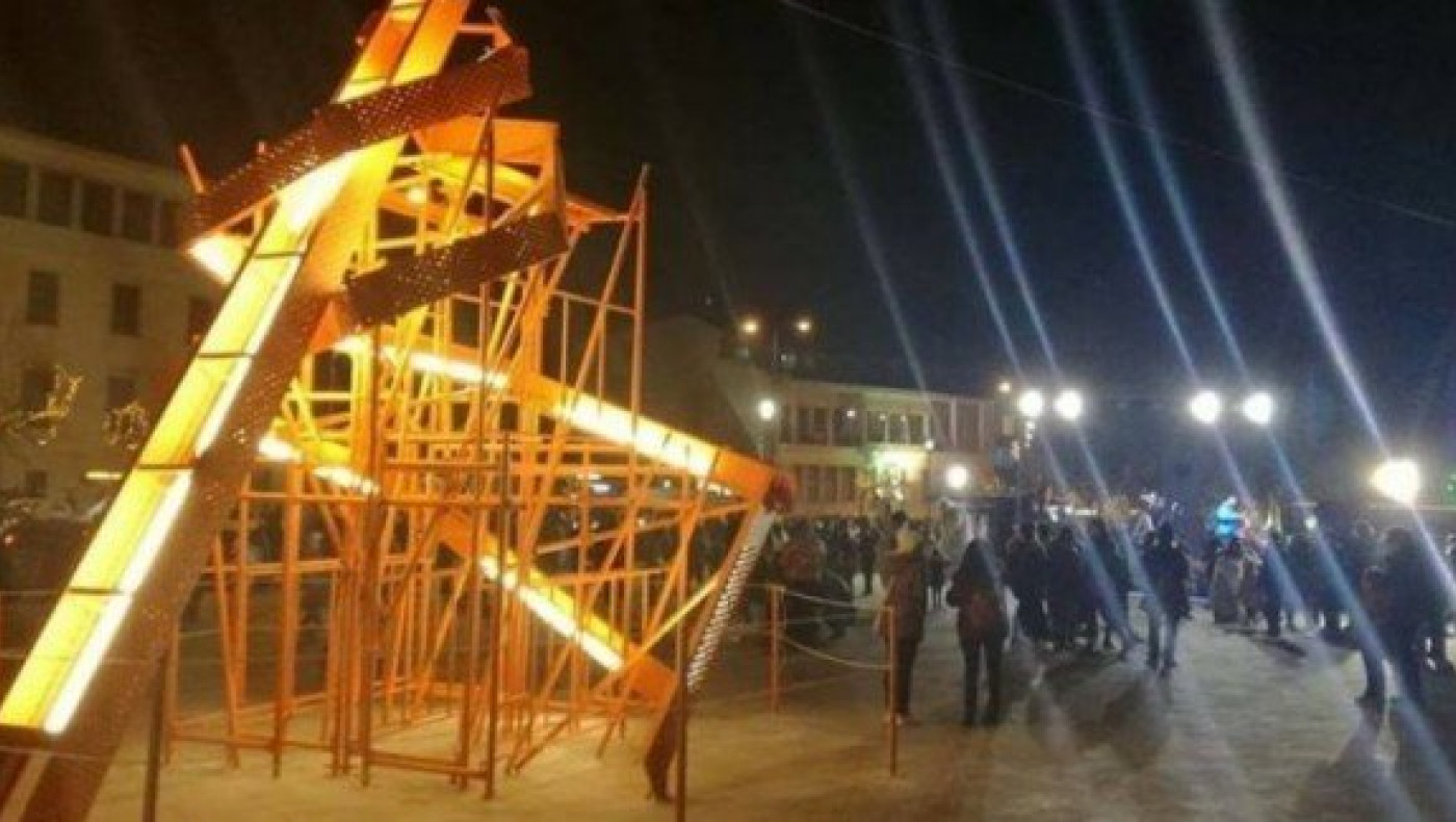 Τα Γιάννενα έχουν το πιο... περίεργο χριστουγεννιάτικο δέντρο!