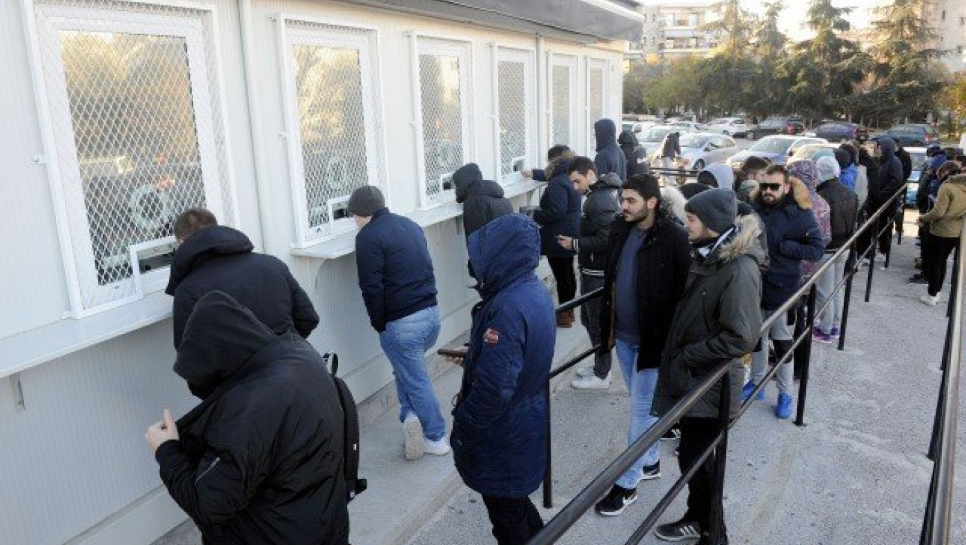 Από              τις ουρές στην          Τούμπα στη νίκη